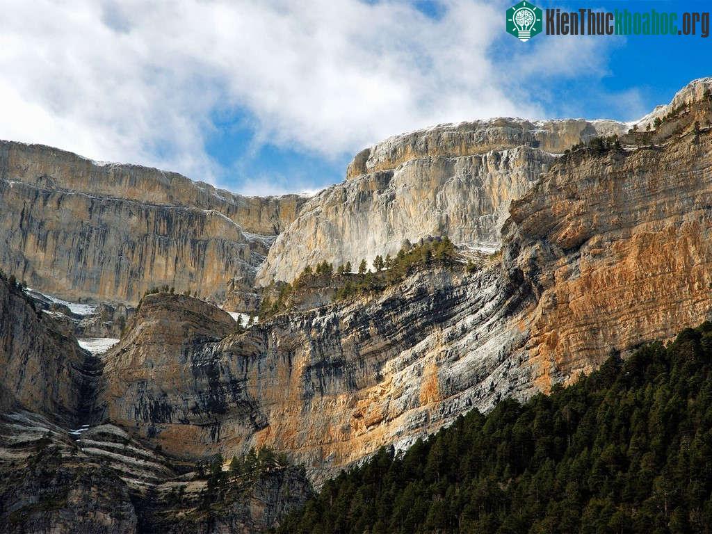 Pyrenees, Tây Ban Nha: Những dãy núi hùng vĩ, rừng nguyên sinh và các đỉnh cao phủ tuyết khiến khu vực Pyrenees trở thành thiên đường cho những người mê hoạt động ngoài trời. Nơi này còn có những n...