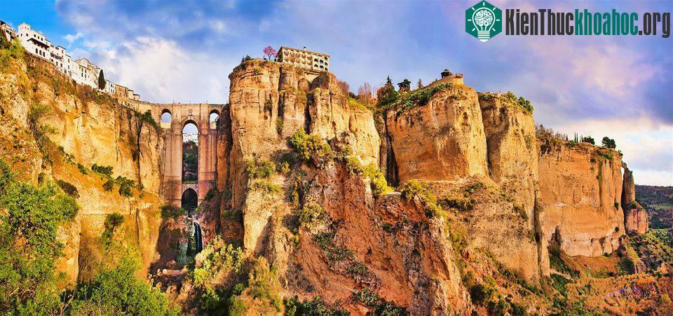 Ronda, Tây Ban Nha: thành phố có tuổi hàng thế kỷ này nằm cheo leo trên vách đá sẽ là điểm đến tuyệt vời cho kỳ nghỉ của bạn.