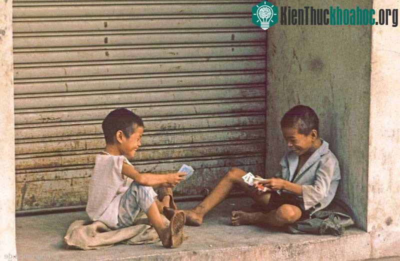 Tiếng cười vang lên giòn tan khi chơi bài.