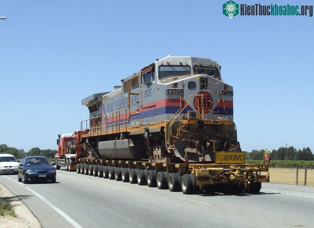 Tàu hỏa cũng nhờ sự trợ giúp từ xe siêu trường.