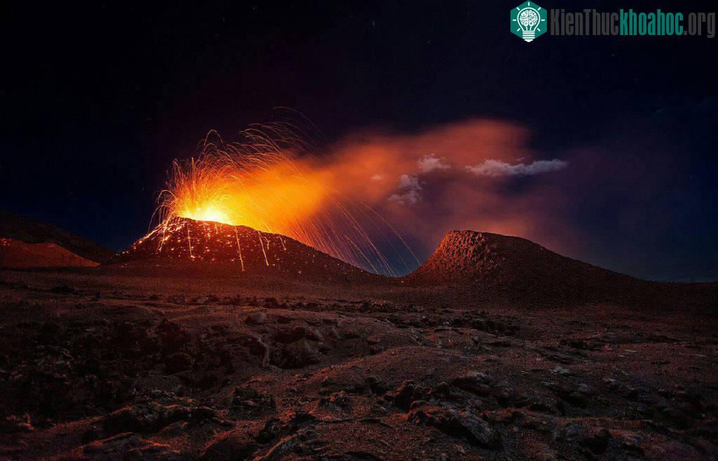 Cảnh tượng núi lửa La Fournaise phun trào dung nham trên đảo Réunion