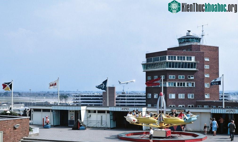 Một ngày hè tháng 7/1967, trẻ em chơi trên các mô hình máy bay trong khi nhân viên tại trạm kiểm soát không lưu theo dõi chiếc Boeing 707 của BOAC cất cánh. Từ những năm 1950 đến những năm 1970, sâ...