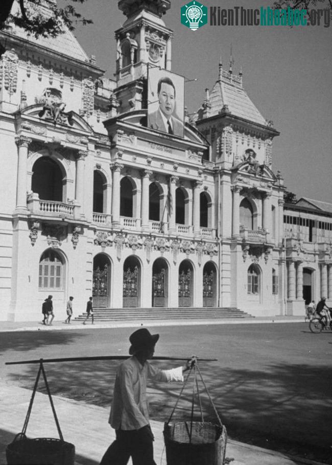 Được xây dựng từ năm 1898 đến 1909 do kiến trúc sư Gardès thiết kế mô phỏng theo kiểu những lầu chuông ở miền Bắc nước Pháp. Thời Pháp thuộc, tòa nhà này có tên là Dinh Xã Tây. Đến thời Việt Nam Cộ...