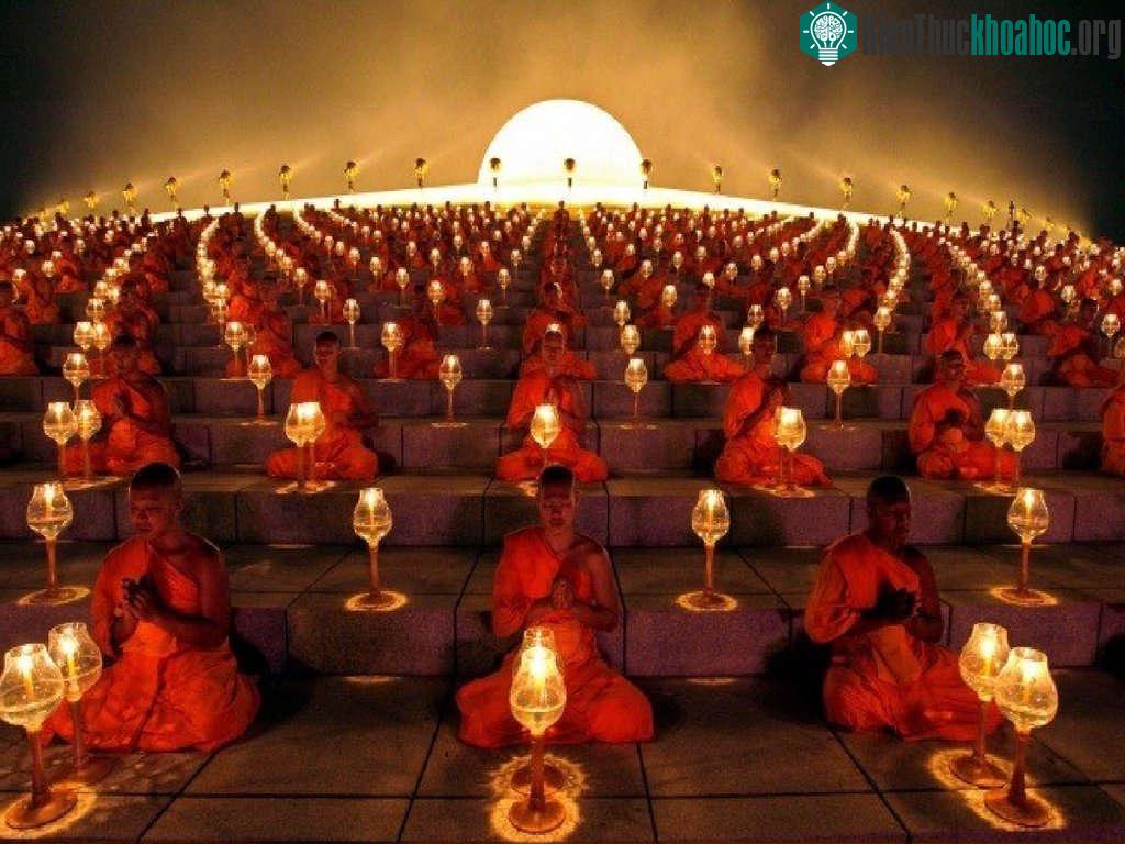 Hình ảnh các nhà sư niệm phật trong lễ hội đèn lồng ở Suphan Buri, Thái Lan