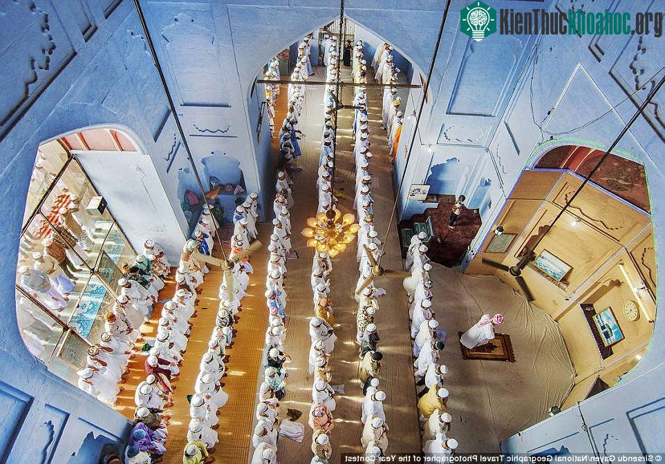 Khung cảnh lễ cầu nguyện Eid ul Fitr ở nhà thờ Alamgir tại Varanasi, Uttar Pradesh, Ấn Độ. Đây là một lễ cầu nguyện đặc biệt, kỷ niệm hai lễ hội Hồi giáo.