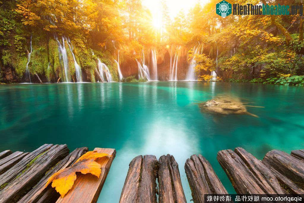 Lạc bước vào xứ sở thần tiên ở vườn quốc gia Plitvice, Croatia.
