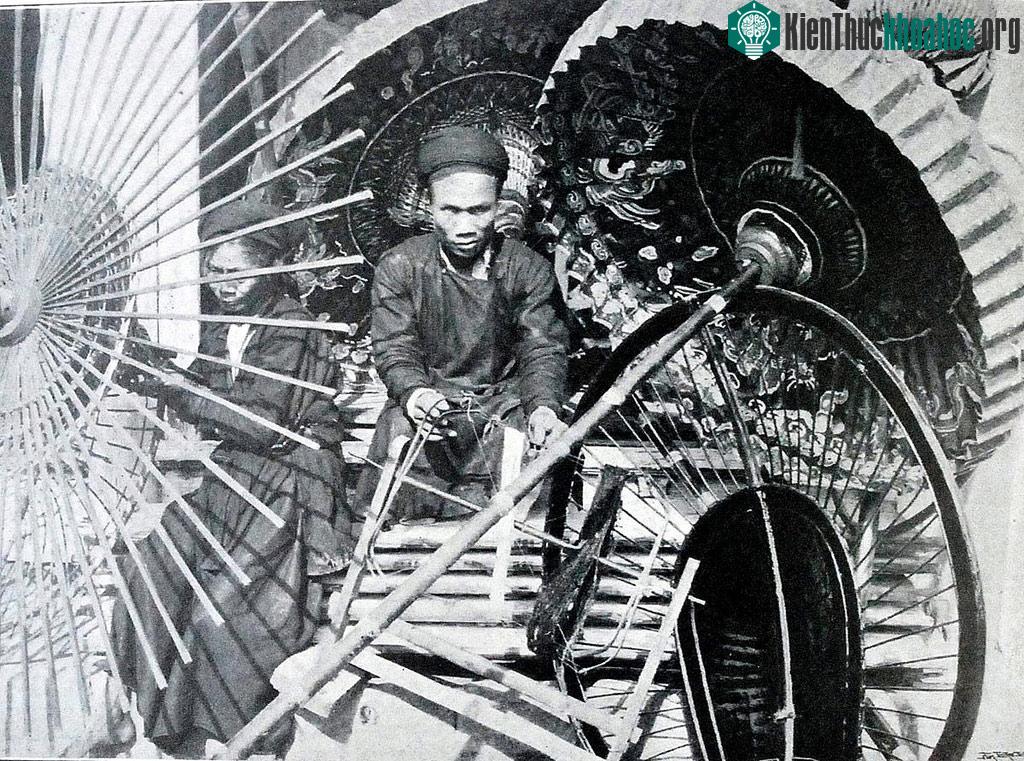 Năm 1900, làm ô lọng thủ công vẫn còn là một nghề được trọng dụng.