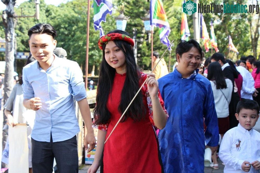 Các thiếu nữ xứ Huế khi tham quan Đại Nội Huế cũng thử vận may đầu năm với trò đầu hồ.