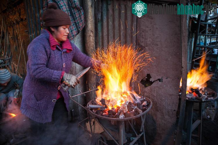 Phụ nữ không được đến các mỏ vàng và họ chỉ ở đây để lo các công việc phía sau người đàn ông