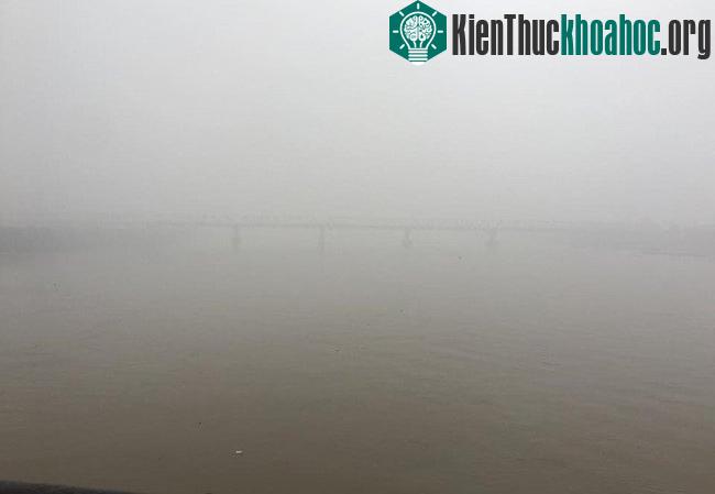 Gần trưa, cầu Chương Dương chìm hẳn trong lớp sương mù.