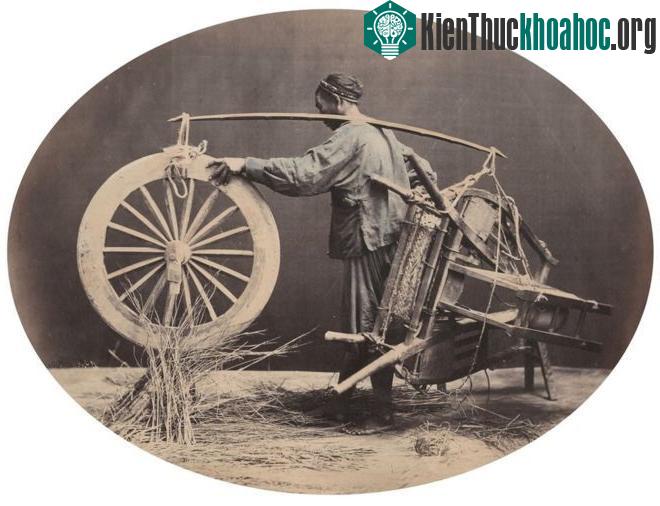 Trong ảnh, một phu kéo xe tháo rời từng bộ phận trên chiếc xe "cần câu cơm" của mình để gánh nhằm tránh thuế phí khi đi qua một số cây cầu ở Thượng Hải.