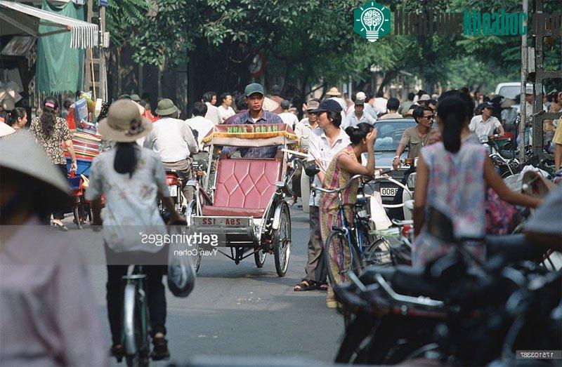 Vào thời điểm này, số lượng xe máy đã gia tăng mạnh mẽ, dần thay thế vai trò của xe đạp trong việc đi lại của người dân