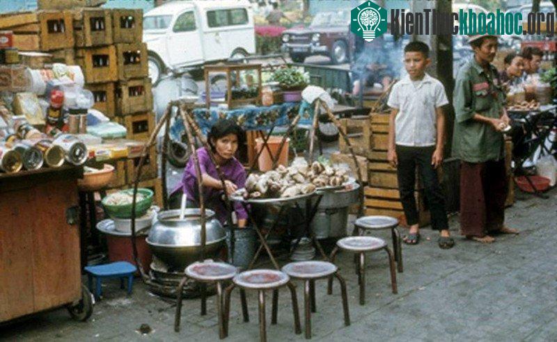 Gánh hàng cháo lòng bán tại chợ hoa, 1971.