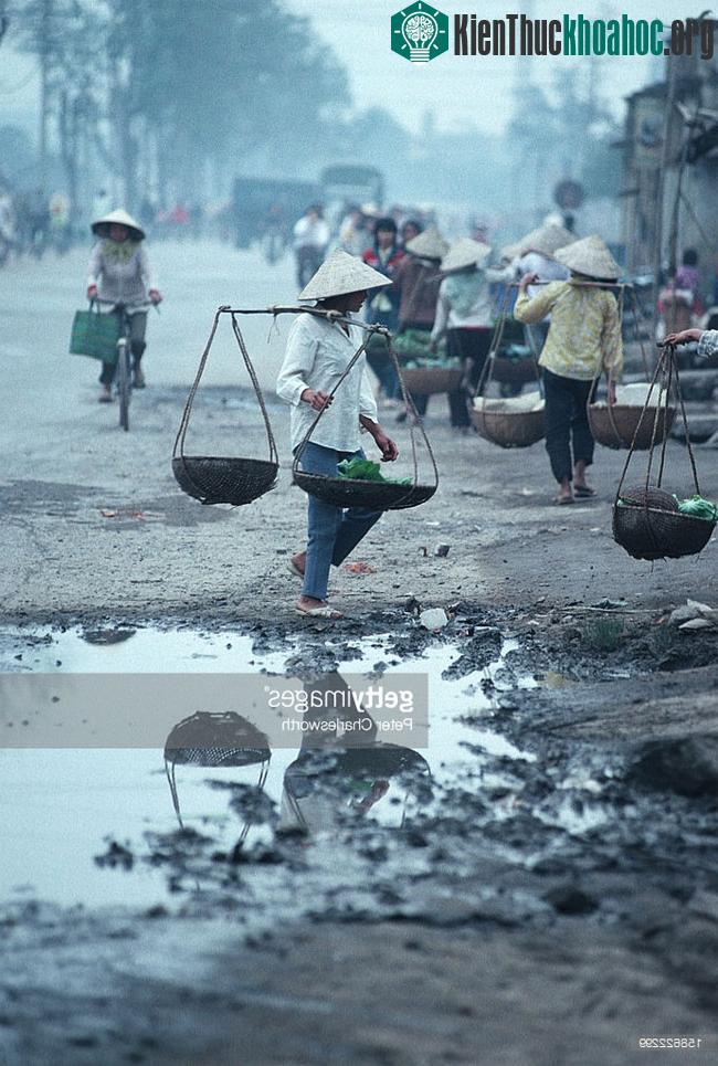 Những người phụ nữ quẩy đòn gánh ra chợ.