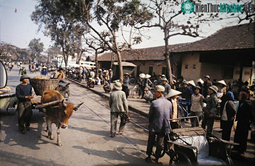 Bến xe Kim Mã vẫn đông đúc thế, chỉ có điều là toàn người đi bộ, xe bò, xích lô chứ không phải xe máy, ôtô như bây giờ.