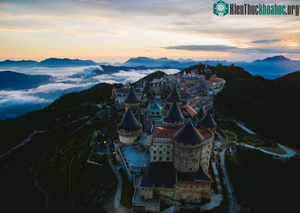 Đỉnh Bà Nà (Đà Nẵng) bồng bềnh trên mây