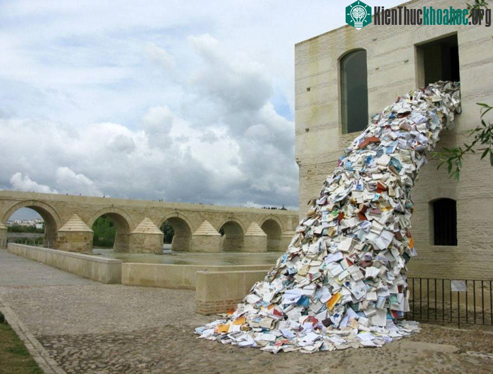 Tác phẩm có tên Biografies với hình ảnh hàng ngàn cuốn sách bìa mềm bị đổ ra khỏi cửa sổ này do nghệ sỹ Alicia Martin tạo nên trong 3 tuần bằng cách gắn 70.000 cuốn sách thành một khối khổng lồ.