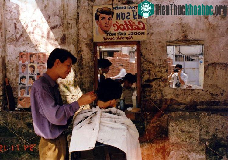 Hiệu cắt tóc "model các mốt hợp thời trang".