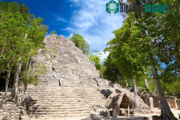 Coba, Mexico: Khu thành cổ rộng lớn này có hệ thống 16 đường đắp cao nối với các di tích lân cận. Trong đó, đường dài nhất là 96 km, đi về phía tây tới Yaxuna. (Ảnh: Telegraph).