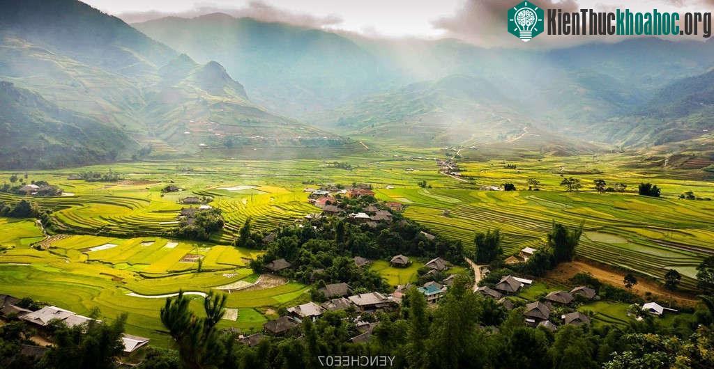 Cảnh mặt trời chiếu rọi khắp núi rừng Tây Bắc mang vẻ đẹp khó tả khiến bạn cảm thấy choáng ngợp, và càng thêm yêu mến nơi đây.