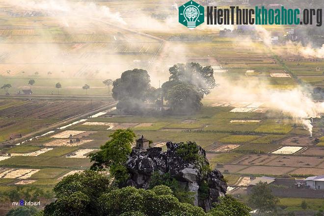 Cái nắng oi bức của mùa hạ quyện tan cùng những làn khói trắng. Mùa vụ gặt luôn mang lại những cảm xúc khó tả cho người xa quê, gợi lại ký ức của ngày ấu thơ.