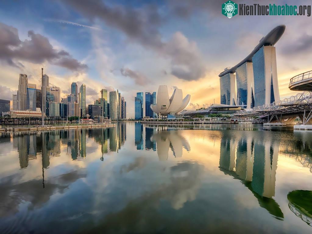 Chân trời Singapore: Đảo quốc sư tử thu hút du khách nhờ những tòa cao ốc chọc trời, trung tâm mua sắm sầm uất, nhưng vẫn giữ được nét văn hóa riêng và ẩm thực tuyệt ngon.