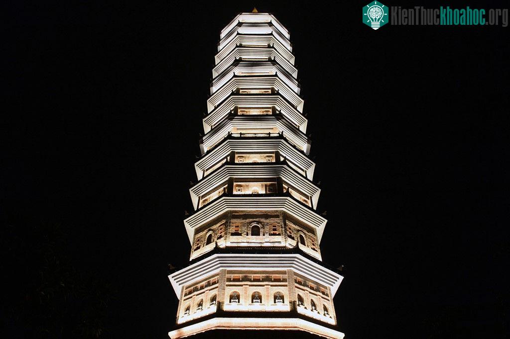 Bảo tháp nhìn từ lối vào khá hoành tráng, rực rỡ trong đêm.