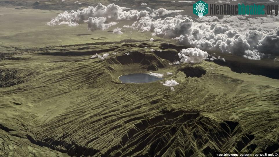 Bowles chụp bức ảnh độc đáo này khi bay qua thung lũng Great Rift ở châu Phi.