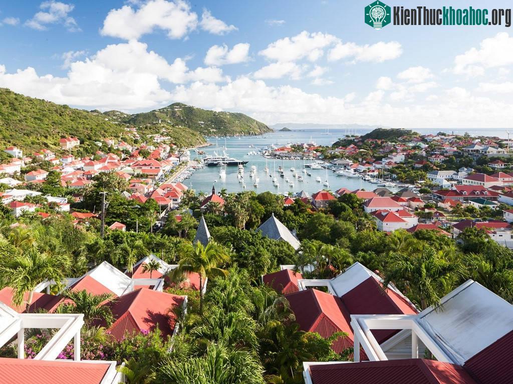 St. Barts, Pháp: Hòn đảo xinh đẹp này là điểm nghỉ hè lý tưởng, nơi du khách có thể thỏa thích bơi lội, lặn biển, chèo thuyền, hay đơn giản chỉ là nằm dài tắm nắng ở các khu nghỉ dưỡng sang trọng.