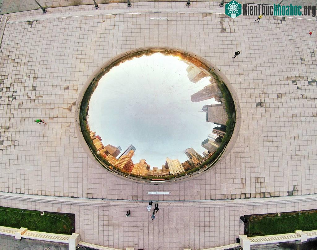 Hình ảnh thành phố phản chiếu trong tác phẩm Cloud Gate được đặt ở Chicago.