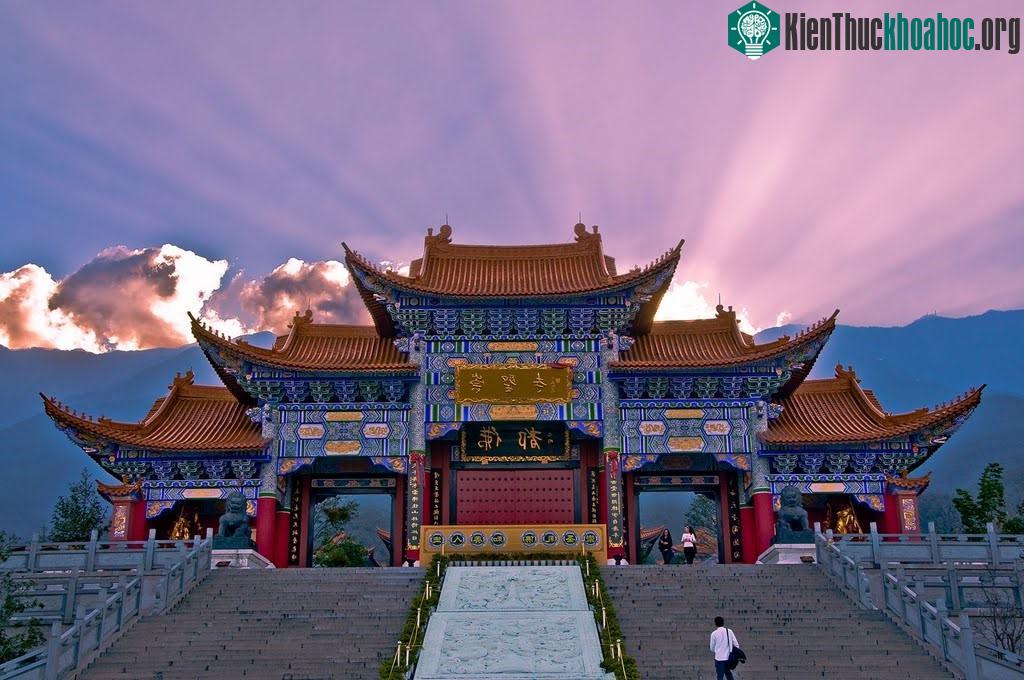 Lối vào uy nghi, lộng lẫy của Sùng Thánh Tự. (Ảnh: Panoramio).