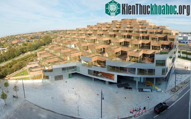 Tòa nhà VM Mountain được thiết kế bởi một nhóm kiến trúc sư thuộc tập đoàn Bjarke Ingel, JDS và Plot.