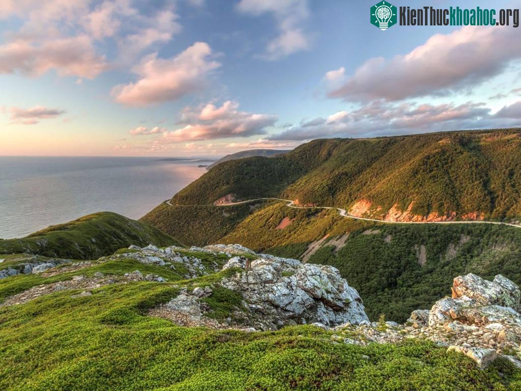 Đường Cabot ở Nova Scotia là một trong những tuyến đường đẹp nhất Canada, đưa du khách đi quanh đảo Cape Breton với nền biển xanh thẳm, các điểm ngắm cảnh ngoạn mục và nhiều điểm đến văn hóa dọc đư...
