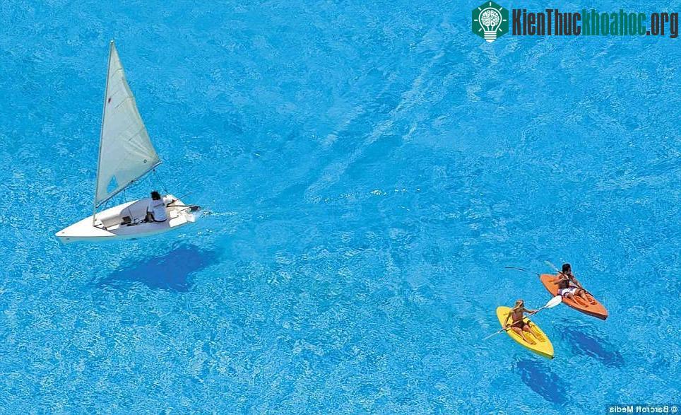 Diện tích khổng lồ cho phép du khách có thể chèo ván, lướt thuyền buồm hay thỏa thích bơi lặn. (Ảnh: Barcroft Media).