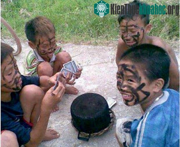 'Tuổi thơ dữ dội' của những đứa trẻ chơi bài quẹt nhọ nồi.