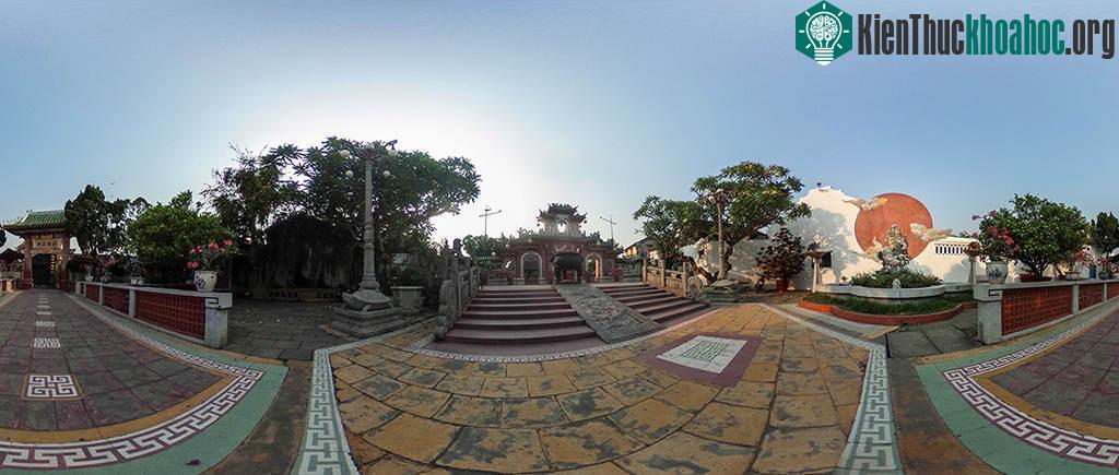 Hội quán Phúc Kiến nằm ở số 46 đường Trần Phú. Tương truyền tiền thân của Hội quán là một gian miếu nhỏ thờ pho tượng Thiên Hậu Thánh Mẫu (bà chúa phù hộ cho thương nhân vượt sóng gió đại dương) vớ...