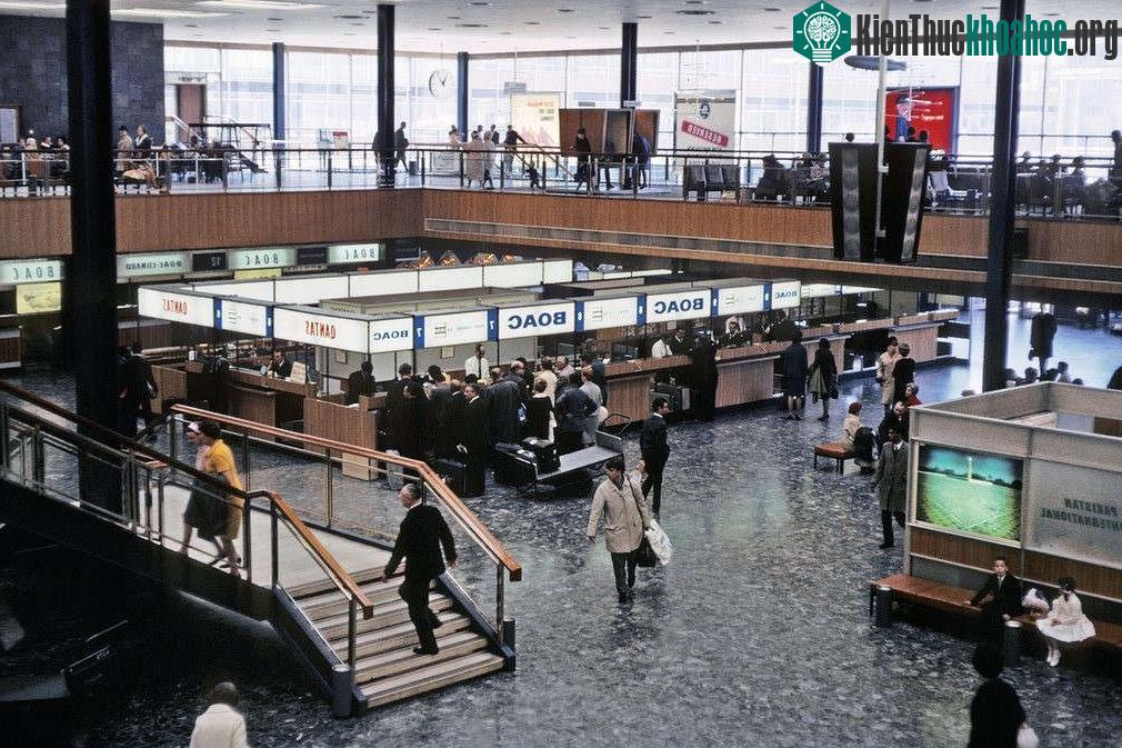 Quẩy check-in của hãng BOAC và Qantas Airlines ở nhà ga T3 vào năm 1969. (Ảnh: The History Press)