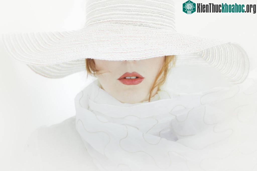 Cô gái che mặt với đôi môi thật quyến rũ