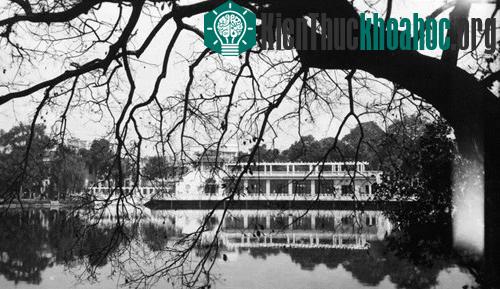 Nhà Thủy Tạ soi bóng trên mặt hồ Gươm, Hà Nội năm 1939. Ảnh: Manhhai Flickr.