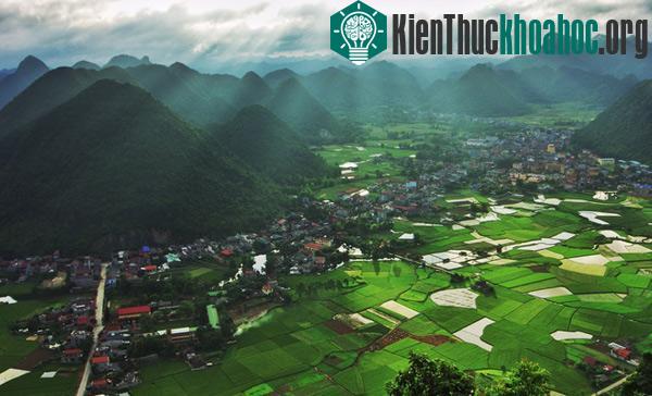 Hai khoảnh khắc đẹp nhất trong ngày là lúc thung lũng thức dậy trong ánh bình minh và khi mặt trời vừa khuất núi. Trong ảnh là quang cảnh cả thị trấn Bắc Sơn trong vạt nắng đầu ngày. Từ trên cao, c...