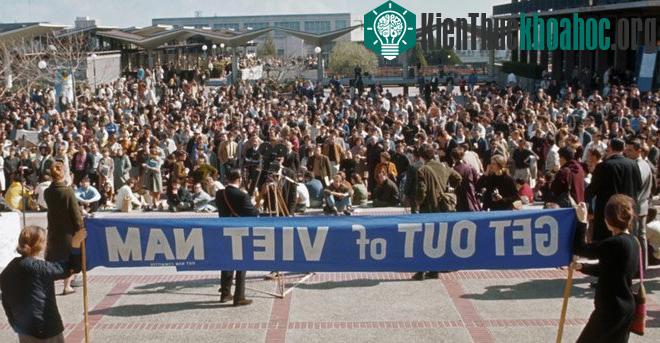 Một nhóm sinh viên nữ tại Đại học California, Berkeley, Mỹ, biểu tình phản đối chiến tranh Việt Nam. Phần lớn phong trào chống chiến tranh bắt đầu từ các trường đại học với các tổ chức như Sinh viê...