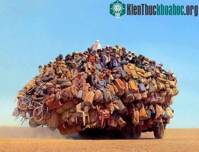 Một chuyến xe với lượng người và hàng hóa khổng lồ băng trên sa mạc Sahara giữa cái nắng gay gắt. Hầu hết những người chọn di chuyển trên chuyến xe này là công nhân châu Phi lao động ở các khu dầu mỏ.