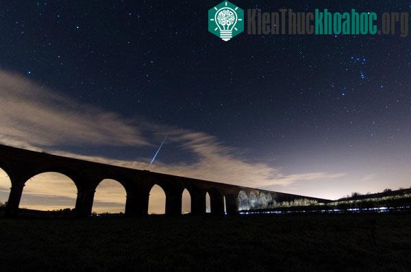 Sao băng thuộc trận mưa Geminid bay ngang qua Harringworth Viaduct ở Northamptonshire, Anh.