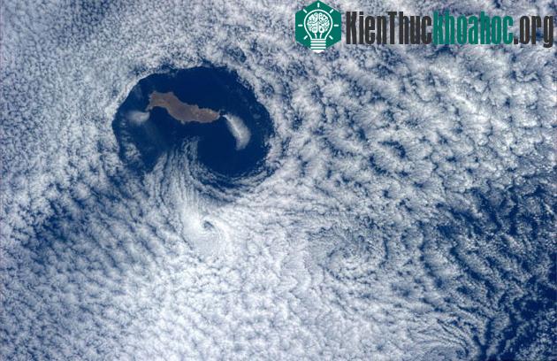 Một quốc gia nhỏ nhìn từ trên ISS qua một "khe hở" của bức màn mây