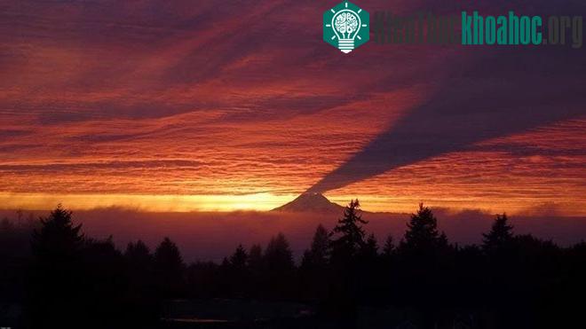 Rainier là một núi lửa khổng lồ với độ cao 4.392m.