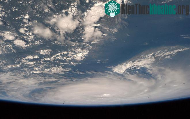 Neoguri là cơn bão có cường độ được cho là mạnh nhất trong khoảng 15 năm qua. Nó tiến vào khu vực phía nam Nhật Bản từ hôm 7/7. Khi quét qua chuỗi đảo Okinawa, cơn bão di chuyển với sức gió trung b...