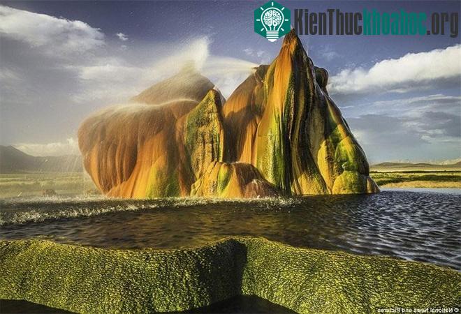 Fly Geyser, hay Fly Ranch Geyser, là một mạch phun nước nóng bán tự nhiên, bán nhân tạo. Năm 1964, các hoạt động khai thác nguồn năng lượng địa nhiệt tại nơi đây đã vô tình tạo ra Fly Geyser. Đài p...