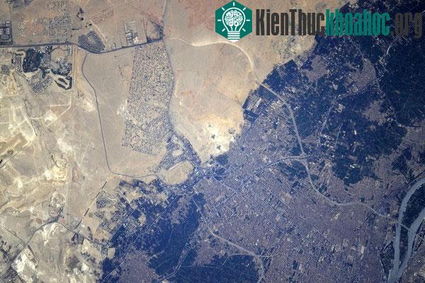 Nếu vẫn chưa thể nhìn ra đại kim tự tháp Giza, bạn hãy tìm thật kĩ 3 chấm đen ở trung tâm bức ảnh.