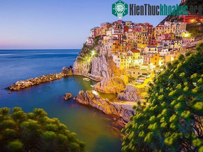Những ngôi nhà vàng rực ánh đèn bắt mắt ở Manarola, Italy.