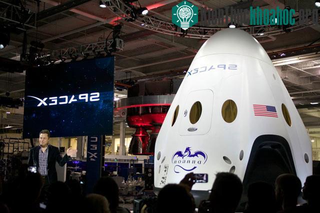 Tàu vũ trụ thế hệ mới Dragon V2 có kiểu dáng gợi nhớ lại tàu vũ trụ huyền thoại Apollo, được trang bị 8 động cơ mạnh mẽ cùng hệ thống chân hạ cho phép nó hạ cánh như máy bay trực thăng và phi hành ...